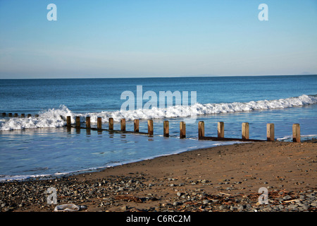 Wellen brechen sich am Strand von Borth, in der Nähe von Aberystwyth Stockfoto