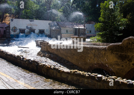 Mexikanischen Dorf Flut Szene in den Universal Studios, Los Angeles, Kalifornien, USA Stockfoto