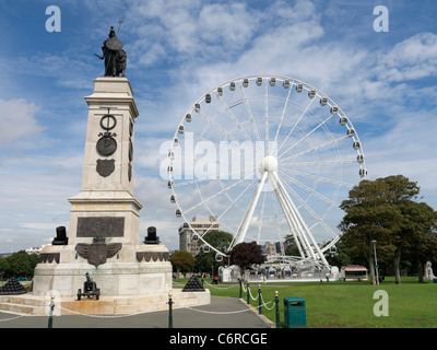 Das Rad von Plymouth, eine 60-Meter-Riesenrad auf die Hacke und das Marine-Ehrenmal. Stockfoto
