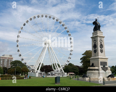Das Rad von Plymouth, eine 60-Meter-Riesenrad auf die Hacke und das Marine-Ehrenmal. Stockfoto