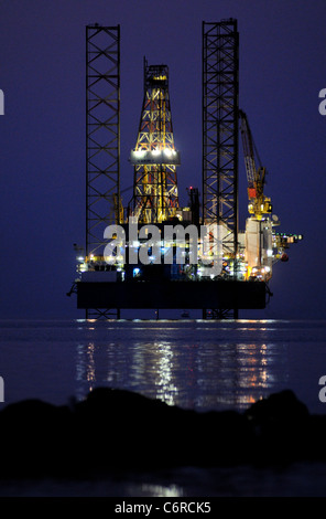 Eine jackup Bohrinsel liegt in den seichten Gewässern des Roten Meer vor der Küste von Ägypten in Ain Sokhna. Stockfoto