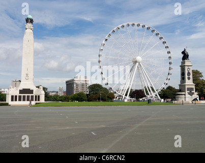 Kriegerdenkmäler und das Rad von Plymouth, eine 60-Meter-Riesenrad auf der Hacke. Stockfoto