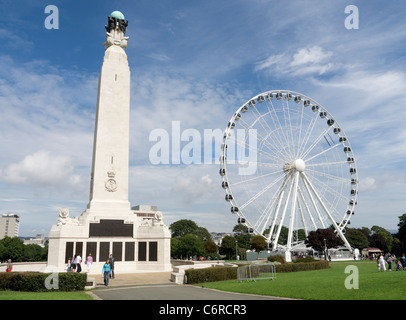 Das Kriegerdenkmal und das Rad von Plymouth, eine 60-Meter-Riesenrad auf der Hacke. Stockfoto