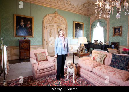 Lady Carnarvon in den Salon, Highclere Castle, Newbury, Berkshire, England, Vereinigtes Königreich. Foto: Jeff Gilbert Stockfoto