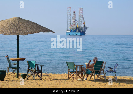 Eine jackup Bohrinsel liegt in den seichten Gewässern des Roten Meer vor der Küste von Ägypten in Ain Sokhna. Stockfoto