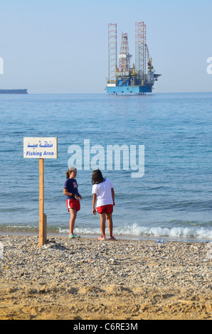 Eine jackup Bohrinsel liegt in den seichten Gewässern des Roten Meer vor der Küste von Ägypten in Ain Sokhna. Stockfoto