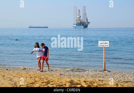 Eine jackup Bohrinsel liegt in den seichten Gewässern des Roten Meer vor der Küste von Ägypten in Ain Sokhna. Stockfoto