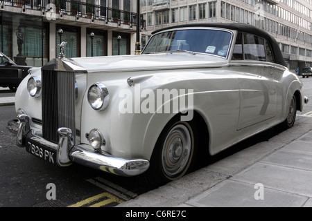 Herrliche Rolls Royce Silver Cloud 11 Cabrio, hier in Pall Mall, London gesehen. Stockfoto
