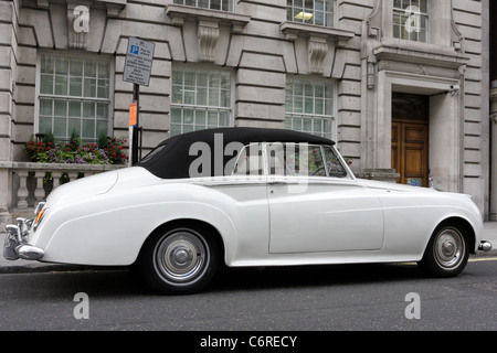 Herrliche Rolls Royce Silver Cloud 11 Cabrio, hier in Pall Mall, London gesehen. Stockfoto