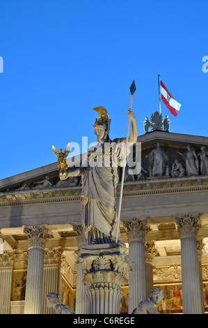 Statue der Athene vor dem österreichischen Parlament, Wien Stockfoto