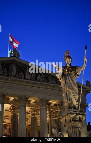 Statue der Athene vor dem österreichischen Parlament, Wien Stockfoto