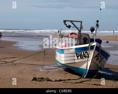 Kleines Fischerboot am Strand bei Ebbe, Bude, Cornwall Stockfoto
