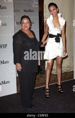 Zoe Saldana und ihre Mutter, Asalia Nazario 2010 Crystal + Lucy Awards: eine neue Ära im Hyatt Regency Century Plaza - statt Stockfoto