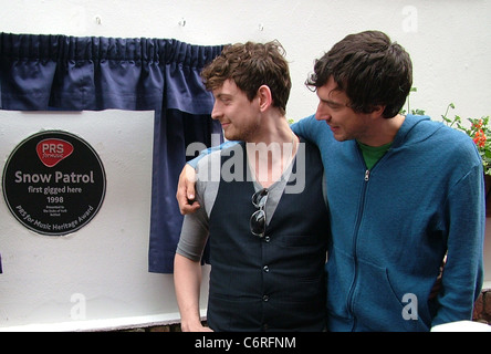 Snow Patrol im The Duke of York Pub in Belfast, wo eine Gedenktafel enthüllt wurde, zeigt, dass Snow Patrol zunächst dort traten Stockfoto