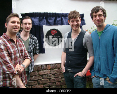 Snow Patrol im The Duke of York Pub in Belfast, wo eine Gedenktafel enthüllt wurde, zeigt, dass Snow Patrol zunächst dort traten Stockfoto