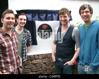 Snow Patrol im The Duke of York Pub in Belfast, wo eine Gedenktafel enthüllt wurde, zeigt, dass Snow Patrol zunächst dort traten Stockfoto