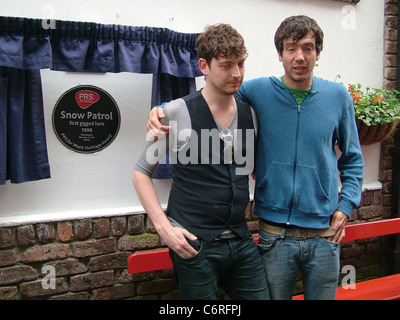 Snow Patrol im The Duke of York Pub in Belfast, wo eine Gedenktafel enthüllt wurde, zeigt, dass Snow Patrol zunächst dort traten Stockfoto