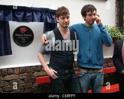 Snow Patrol im The Duke of York Pub in Belfast, wo eine Gedenktafel enthüllt wurde, zeigt, dass Snow Patrol zunächst dort traten Stockfoto