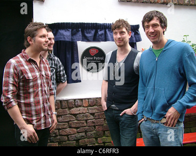 Snow Patrol im The Duke of York Pub in Belfast, wo eine Gedenktafel enthüllt wurde, zeigt, dass Snow Patrol zunächst dort traten Stockfoto