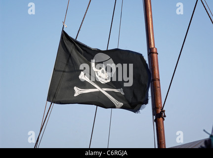 Piratenflagge Jolly Roger Totenkopf schwarz Stockfoto