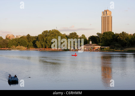 Ein Blick über die Serpentine aus Serpentine Brücke kurz vor der Dämmerung. Stockfoto