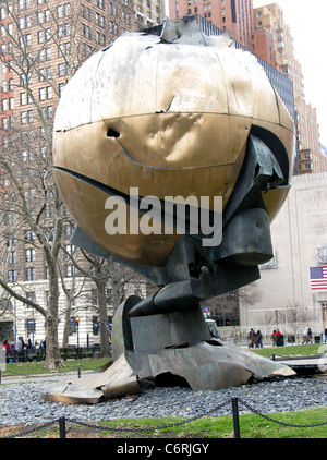 Die Kugel ist eine metallische Großplastik des deutschen Bildhauers Fritz Koenig, angezeigte im Battery Park, New York, USA Stockfoto