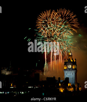 2011 Feuerwerk Virgin Geld Konzert Display explosiven Finale auf dem Edinburgh International Festival, Schottland, Vereinigtes Königreich Stockfoto