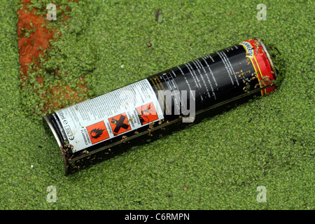 VEREINIGTES KÖNIGREICH. Verschmutzung im Regent es Canal in London, mit Sprays, Dosen, Plastiktüten und Schaum Lebensmittelbehälter Wurf im blockierten Wasser. Stockfoto