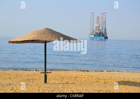 Eine jackup Bohrinsel liegt in den seichten Gewässern des Roten Meer vor der Küste von Ägypten in Ain Sokhna. Stockfoto