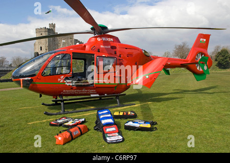 Die Wales Air Ambulance landet auf dem Gelände des Schloss von Cardiff, UK mit einigen des Kit, die, das es an Bord trägt. Stockfoto