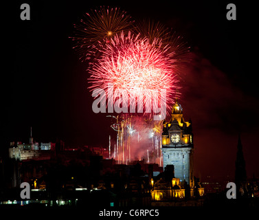 2011 Feuerwerk Virgin Geld Konzert Display explosiven Finale auf dem Edinburgh International Festival, Schottland, Vereinigtes Königreich Stockfoto