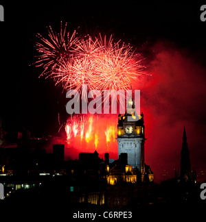 2011 Feuerwerk Virgin Geld Konzert Display explosiven Finale auf dem Edinburgh International Festival, Schottland, Vereinigtes Königreich Stockfoto