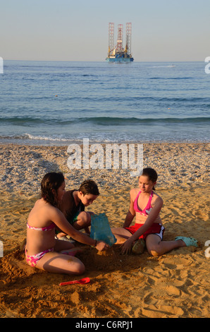 Eine jackup Bohrinsel liegt in den seichten Gewässern des Roten Meer vor der Küste von Ägypten in Ain Sokhna. Stockfoto