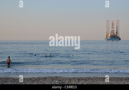 Eine jackup Bohrinsel liegt in den seichten Gewässern des Roten Meer vor der Küste von Ägypten in Ain Sokhna. Stockfoto