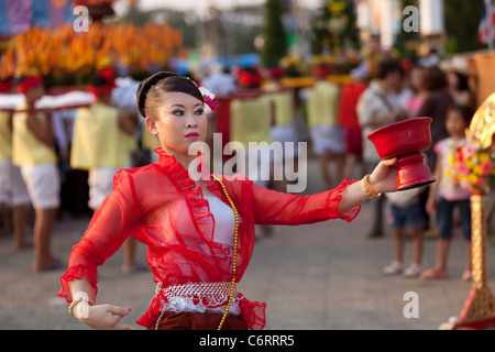 PHAYAO, THAILAND - MARS 05: Thai Dancer Thai Tanz während fest zu Ehren, Phayao Gründer König Ngam Muang durchführen Stockfoto