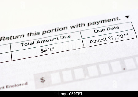 Kreditkarte-Anweisung und Total Rechnungsbetrag fällig Stockfoto