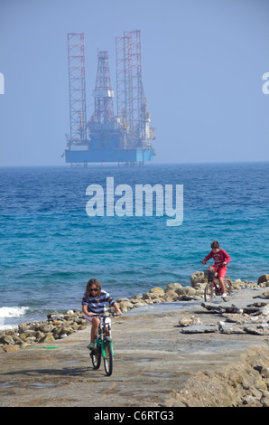 Eine jackup Bohrinsel liegt in den seichten Gewässern des Roten Meer vor der Küste von Ägypten in Ain Sokhna. Stockfoto