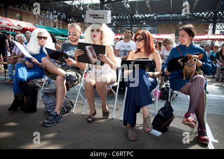 Pfote Pageant Hundeausstellung in Spitalfields Market, London. Einheimische geben Sie ihre Hunde in Shoreditch ungebundenen Festival Dog Show Stockfoto