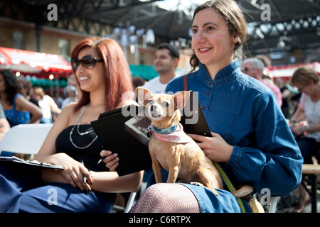 Pfote Pageant Hundeausstellung in Spitalfields Market, London. Einheimische geben Sie ihre Hunde in Shoreditch ungebundenen Festival Dog Show Stockfoto