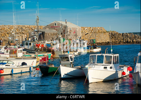 Lobster Boote verankert in einem kleinen Hafen von Neu-England Stockfoto