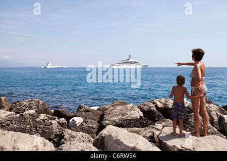 Touristen schauen super-Yachten vor Port Vauban in Antibes, Frankreich verankert Stockfoto