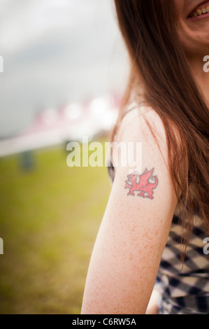 Eine Frau mit einem roten Drachen-Tattoo auf dem Arm am National Eisteddfod of Wales, Wrexham 2011 Stockfoto