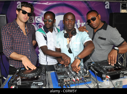 Mark Ronson, Treble T, Trevor Nelson und Mike Anthony BBC Radio 1Xtra DJ Relais World Record Attempt statt an der Vibe-Bar, Stockfoto