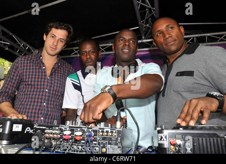 Mark Ronson, Treble T, Trevor Nelson und Mike Anthony BBC Radio 1Xtra DJ Relais World Record Attempt statt an der Vibe-Bar, Stockfoto