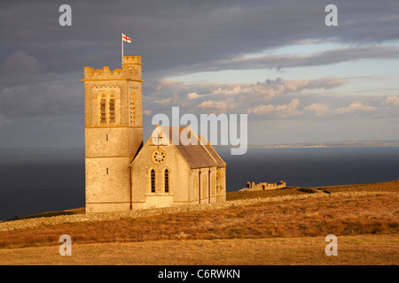 St. Helenas Kirche im Abendlicht mit der Burg in der Ferne auf Lundy Island, Devon, England, UK im August - St Helens Kirche Stockfoto
