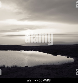 Sonnenaufgang über dem Peny Fan und die zentralen Leuchtfeuer von den Ufern des Llyn y Fan Fawr im Black Mountain Bereich der Brecon Beacons Stockfoto