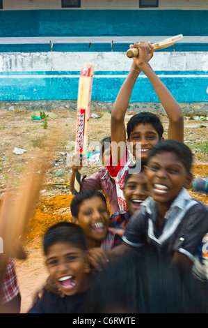 Indischen Jugendlichen Fußballspielen am Stadtrand von Kollam, Bundesstaat Kerala, Indien. Stockfoto