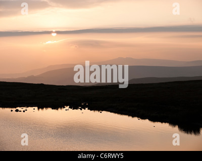 Sonnenaufgang über dem Peny Fan und die zentralen Leuchtfeuer von den Ufern des Llyn y Fan Fawr im Black Mountain Bereich der Brecon Beacons Stockfoto