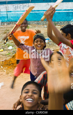 Indischen Jugendlichen Fußballspielen am Stadtrand von Kollam, Bundesstaat Kerala, Indien. Stockfoto