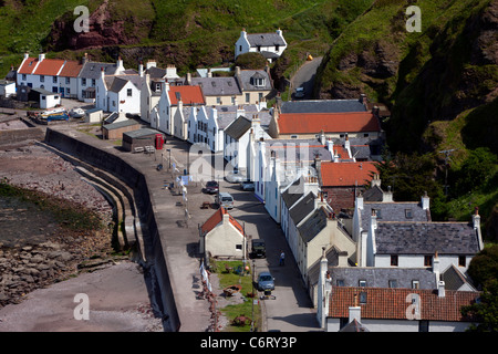 Ansicht von Pennan in Aberdeenshire von den Klippen über Stockfoto